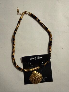 Beachy Gold Shell Pendant Leopard-Print Choker Necklace NWT